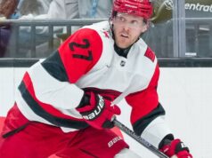 Nikolaj Ehler retorna à escalação do Carolina Hurricanes