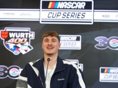 Cooper Flagg da NBA cavalga com o novato da NASCAR Connor Zelish.