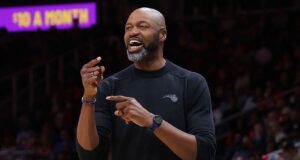 Fontes dizem que os Pelicanos estão contratando Mosley como treinador principal.