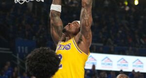 Jarred Vanderbilt teve seu dedo mínimo direito removido, dizem fontes.