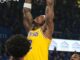 Jarred Vanderbilt teve seu dedo mínimo direito removido, dizem fontes.