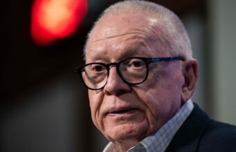 Rutherford renunciou ao cargo de diretor de operações de hóquei dos Canucks
