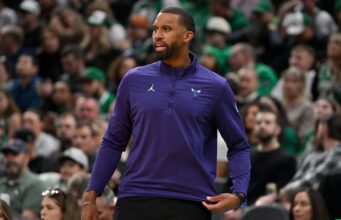 O Hornets deu ao técnico Charles Lee uma prorrogação após uma melhora de 25 vitórias.