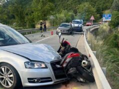 Acidente em Merano: scooter atingida após colisão entre dois carros – Merano