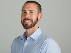Os Mavericks contrataram Mike Schmitz dos Blazers como GM sob o comando de Masai Ujiri.