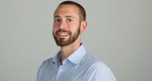Os Mavericks contrataram Mike Schmitz dos Blazers como GM sob o comando de Masai Ujiri.