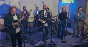 Aula de sábado: Hiss Golden Messenger canta “In the Middle of It”
