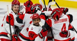 Os Hurricanes varrem os Flyers, indo 8-0 nos playoffs
