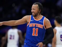 Os Knicks cuidam dos negócios e depois atacam os fãs do 76ers.