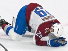 A estrela do Avs, McKinnon, estava sangrando após ser atingida pelo disco