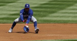 Os Dodgers ativarão SS Mocky Betts para a abertura da série contra os Giants.