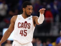 “Cavs se recuperam para a vitória no OT e voltam para casa com vantagem de 3-2” .
