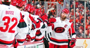 A sequência de 11 dias de playoffs dos Canes é a maior desde 1919
