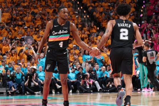 Spurs guarda Fox e Harper devem jogar no G4