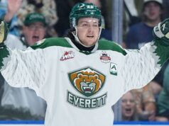 Everett, campeão da WHL, vence a abertura da Memorial Cup