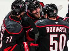 Ehlers venceu o favorito do OT, Canes, esquivando-se do buraco por 2-0