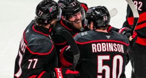 Ehlers venceu o favorito do OT, Canes, esquivando-se do buraco por 2-0