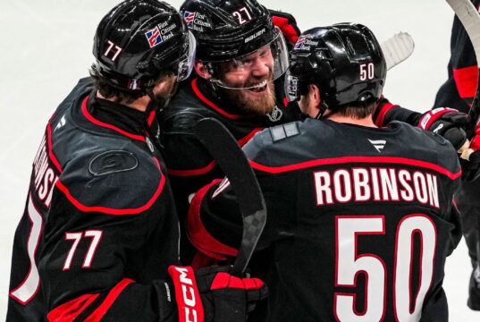 Ehlers venceu o favorito do OT, Canes, esquivando-se do buraco por 2-0