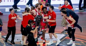Com Giannis na torcida, o Olympiakos venceu a Euroliga.