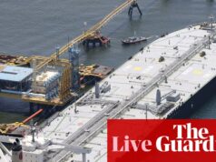 Preços do petróleo sobem para US$ 100 o barril enquanto os mercados se apegam às esperanças de um acordo de paz EUA-Irã – negócios ao vivo | Negócios