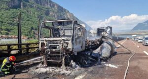 Camião em chamas na A22 em Vadena: trânsito lento e canteiro central destruído – Bassa Atesina
