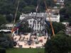 Uma jaula do UFC sendo construída no gramado da Casa Branca