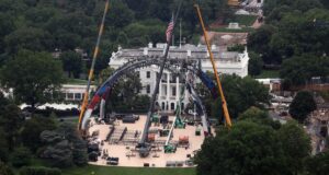 Uma jaula do UFC sendo construída no gramado da Casa Branca