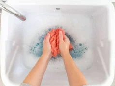 Uma das manchas mais difíceis de remover. A maneira mais fácil de remover manchas de sangue após o sacrifício
