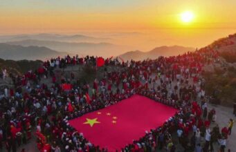 A China, erguendo-se no Monte Tai, atrai 20 mil pessoas ao topo: é uma visão espetacular