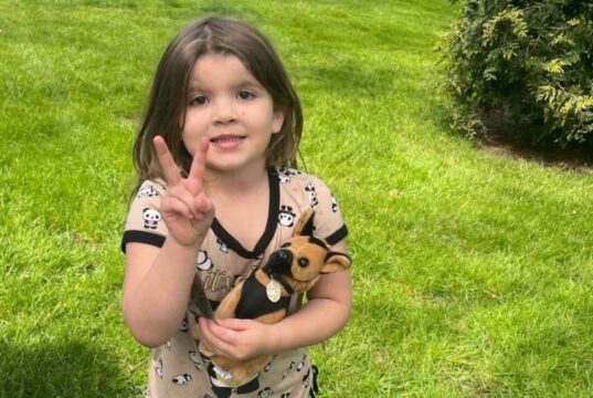 Uma menina Beaverton de 4 anos salva a vida de sua avó durante uma emergência médica.