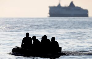 Duas mulheres morrem ao tentar cruzar o Canal da Mancha da França para o Reino Unido | Notícias