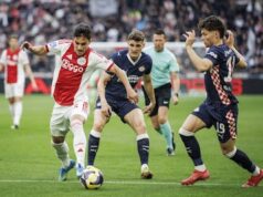 O Ajax em busca do segundo gol contra o PSV Dolberg, que jogou bem, desperdiçou oportunidades.