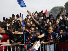 Em fotos: Paris recebe o desfile da vitória do PSG depois de conquistar títulos consecutivos da Liga dos Campeões