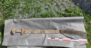 Um menino de 6 anos encontra uma espada de 1.300 anos em uma excursão escolar