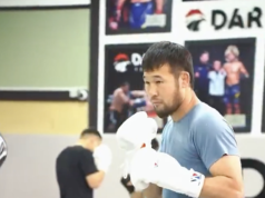 O invicto desafiante ao título do UFC retorna aos treinos após uma longa ausência.