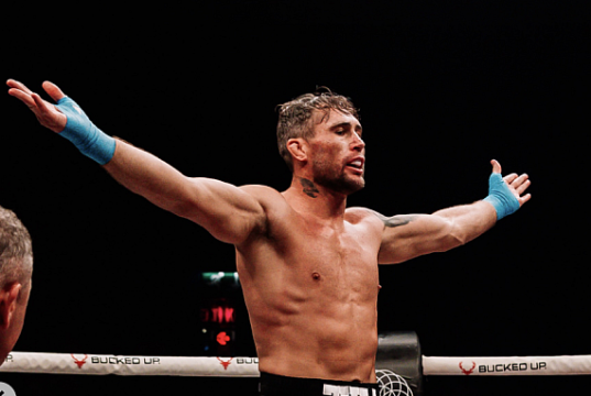 O veterano do UFC, Darren Till, marcou um grande nocaute em sua estreia no BKFC.