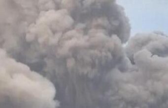 Filipinas, Mayon acorda: alta coluna de cinzas e risco de erupção