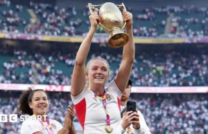 Zoe Stratford: Sale Sharks concordam em contratar o capitão vencedor da Copa do Mundo da Inglaterra
