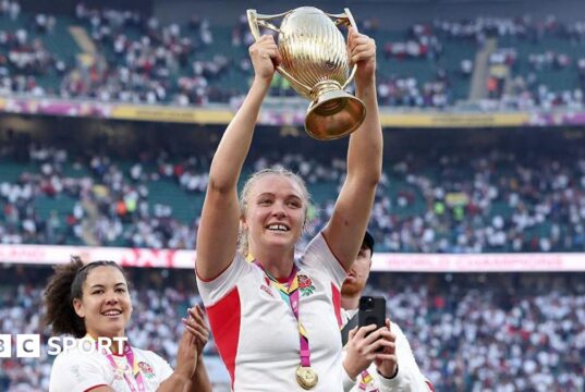 Zoe Stratford: Sale Sharks concordam em contratar o capitão vencedor da Copa do Mundo da Inglaterra
