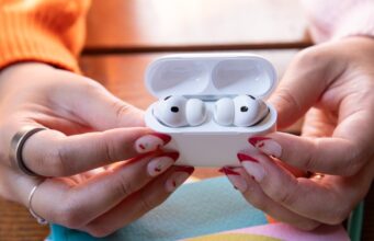 Os AirPods da Apple equipados com uma câmera AI parecem estar se aproximando da produção em massa.