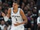 Spurs level Wolves series, NY amplia liderança sobre 76ers