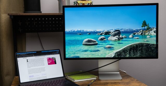 268466_5K_monitor_v_Apple_display_JHiggins_0008.jpg