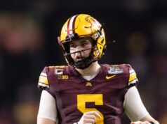 Minnesota QB Drake Lindsey preso por identidade falsa e álcool