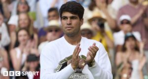 Wimbledon 2026: Carlos Alcaraz desiste do torneio devido a uma lesão no pulso