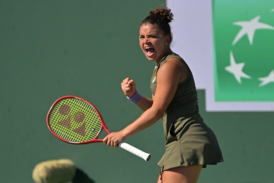 A atual campeã Jasmine Paolini sobreviveu a um susto para avançar em Roma.