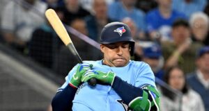 Blue Jays DH George Springer sai após HBP.