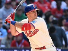 Os Phillies reintegraram C JT Realmuto (atrás) da lista de lesionados.