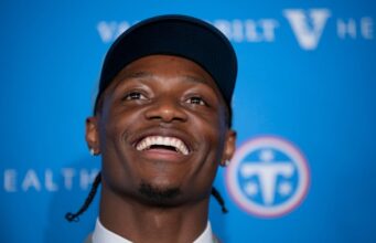 “WR Cornell Tate do primeiro turno dos Titãs assinou contrato” .