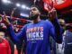 Resumo da NBA: lidera com 51 pontos. Os lobos também seguem em frente.