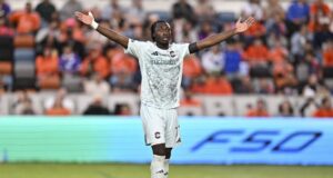 O Rapids assinou com F Darren Yappy um contrato de vários anos.